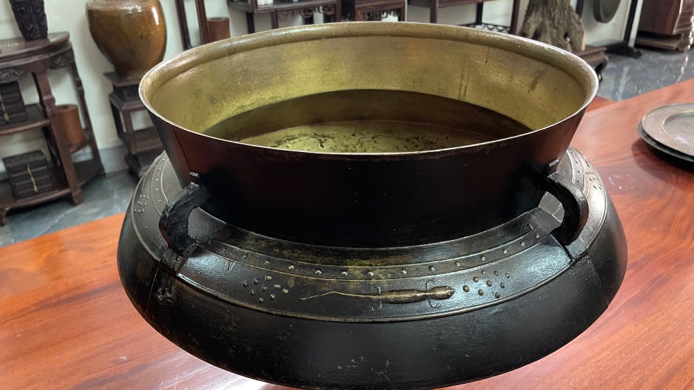 Nồi đồng cổ, hoa văn thạch sùng