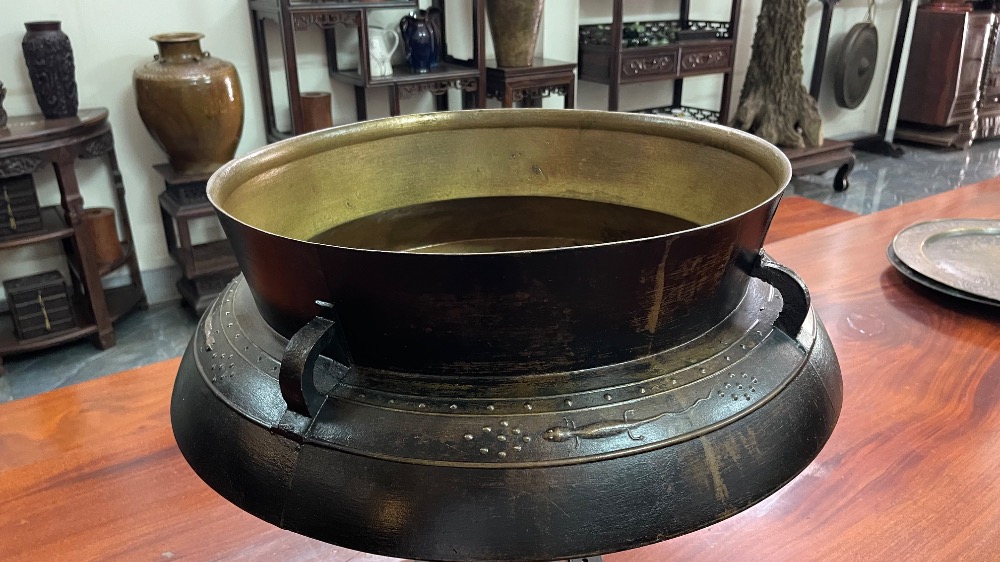 Nồi đồng cổ, hoa văn thạch sùng