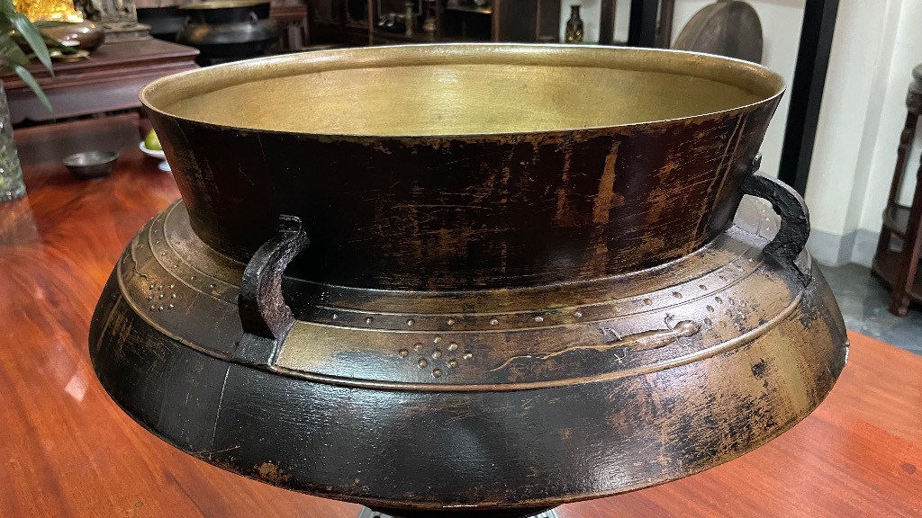 Nồi đồng cổ, hoa văn thạch sùng