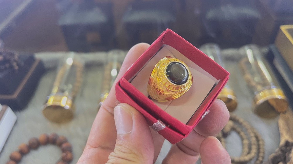 Nhẫn Vàng Mỹ Đá Saphia Đen