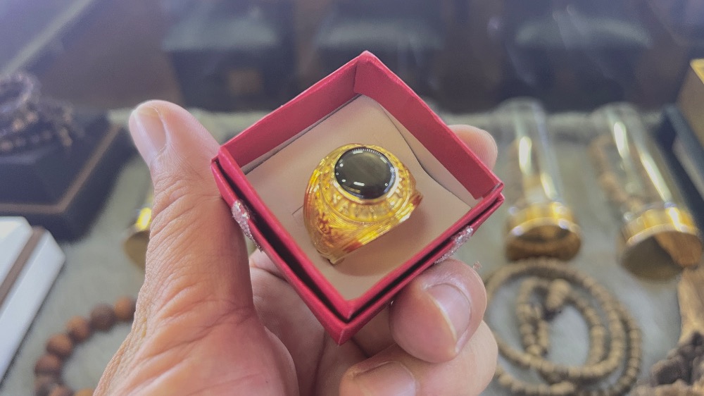 Nhẫn Vàng Mỹ Đá Saphia Đen