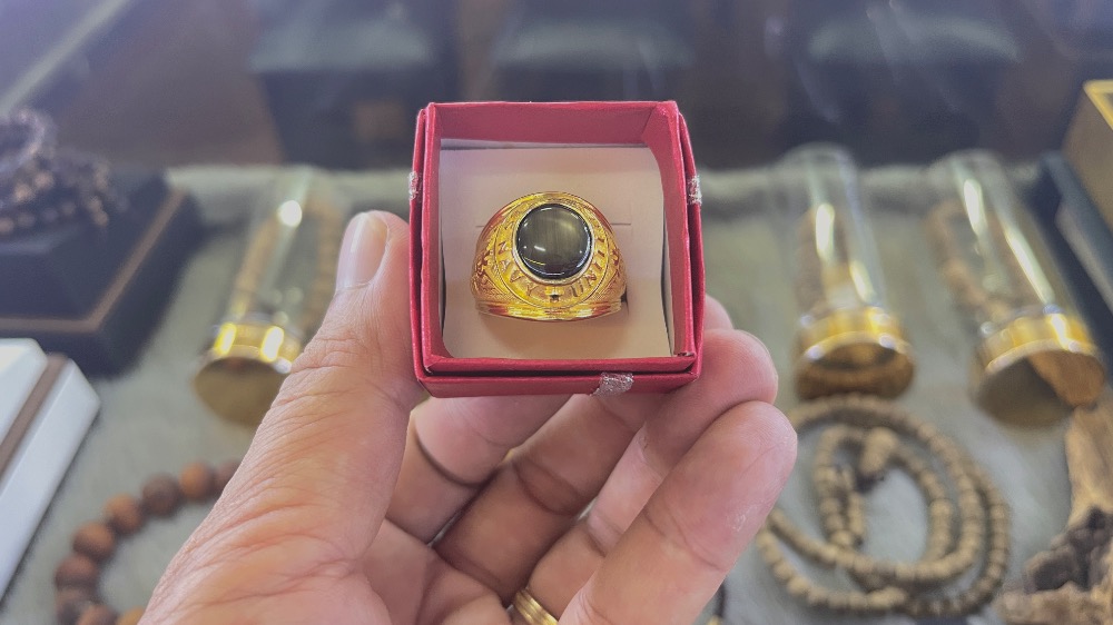 Nhẫn Vàng Mỹ Đá Saphia Đen