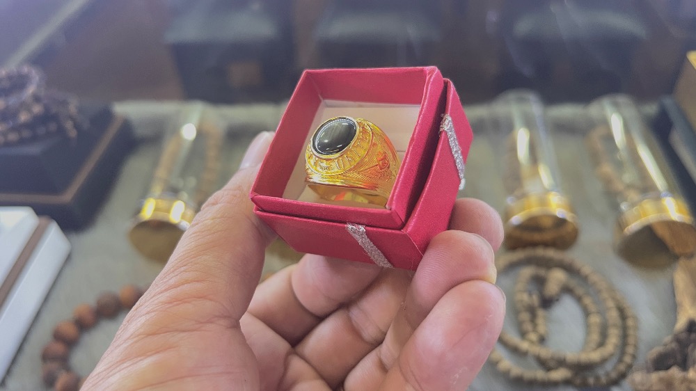 Nhẫn Vàng Mỹ Đá Saphia Đen