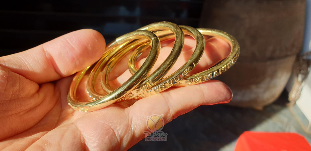 Vòng đeo tay bằng đồng khắc tên