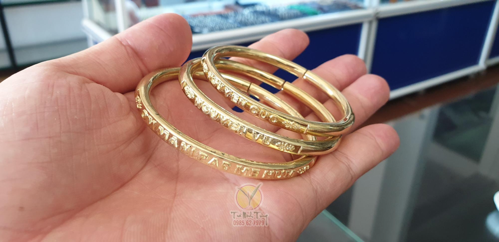 Vòng đeo tay bằng đồng khắc tên