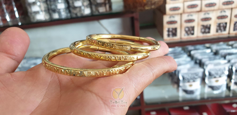 Vòng đeo tay bằng đồng khắc tên