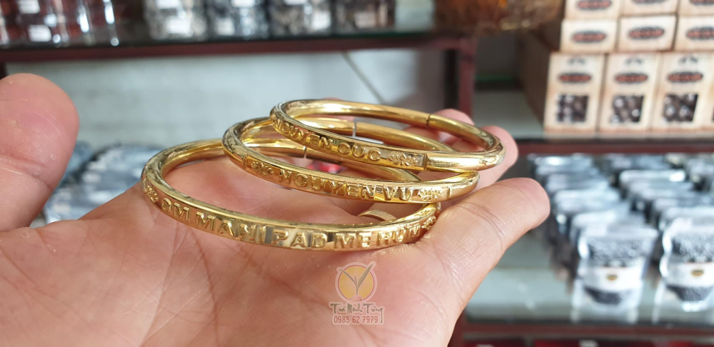 Vòng đeo tay bằng đồng khắc tên