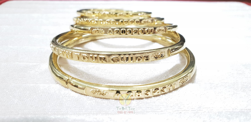 Vòng đeo tay bằng đồng khắc tên