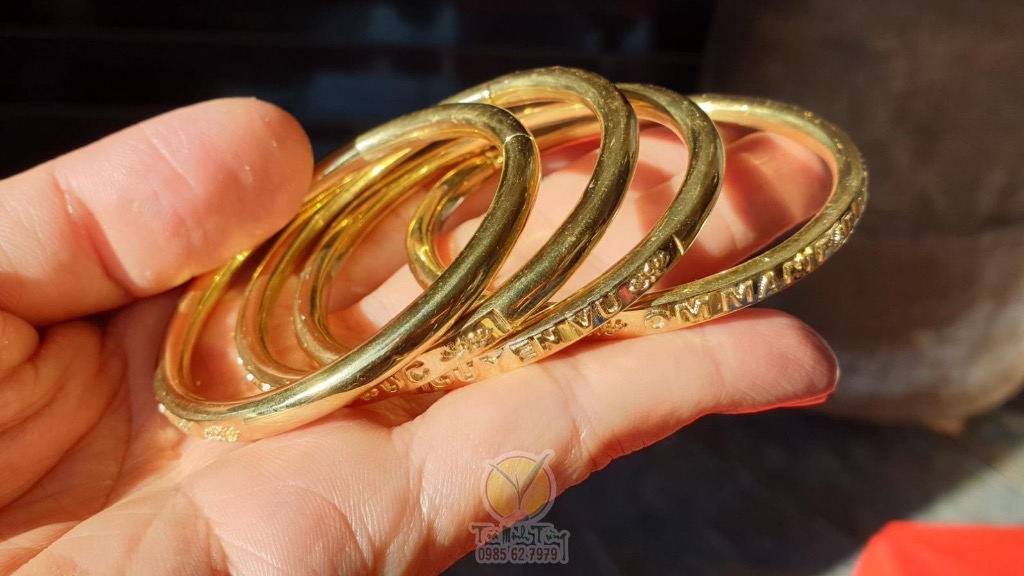 Vòng đeo tay bằng đồng khắc tên